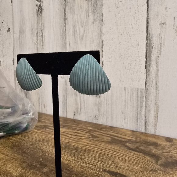 Teal and silver tone textured earrings - Picture 2 of 5